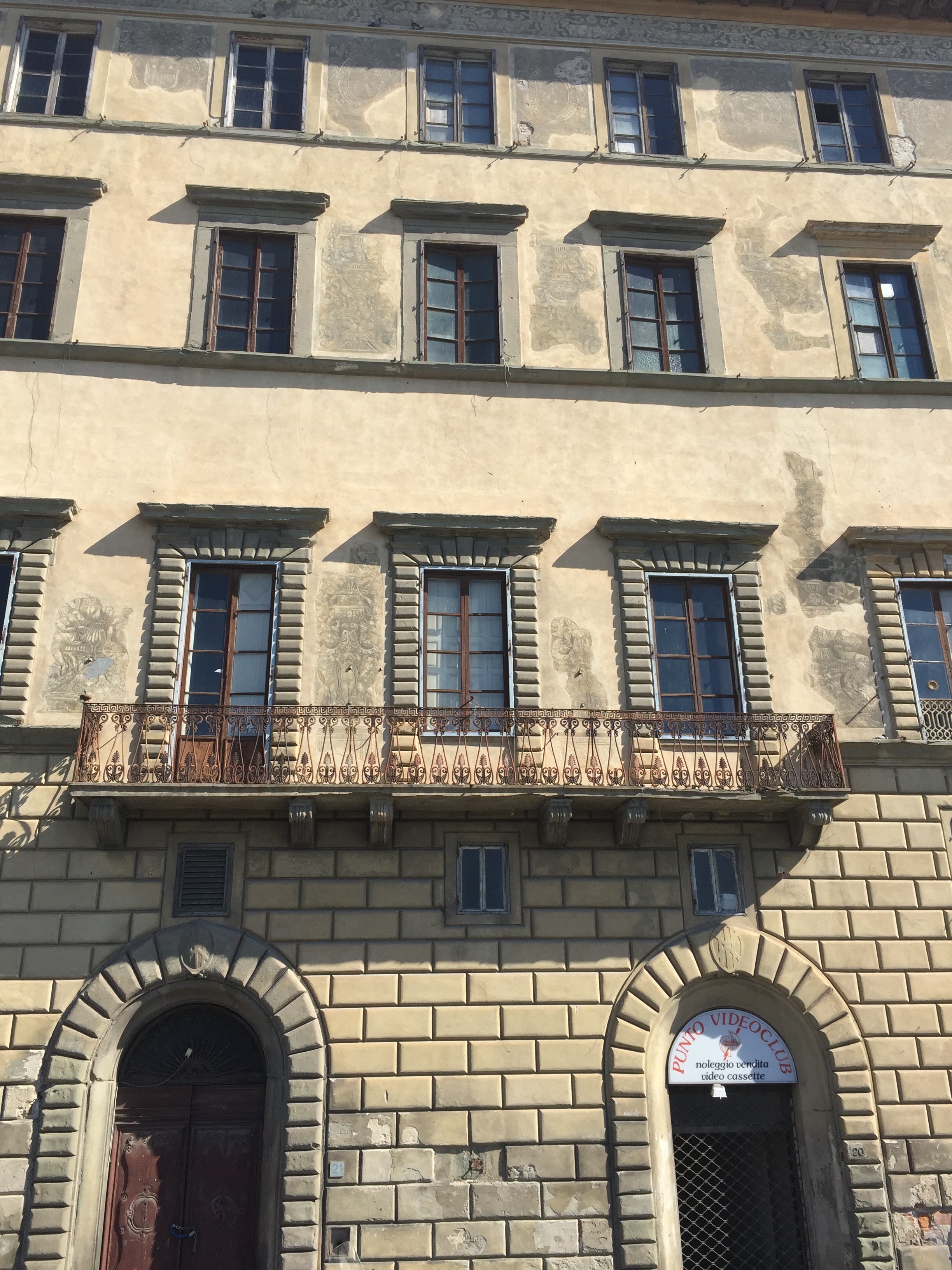 Edificio composto da un unico corpo, sottoposto a vincolo a favore del Ministero per i Beni e le Attività Culturali L.1089/1939, D.Lgs. 42/2004.
Situazione urbanistica: fabbricato di remota costruzione (ante 1967); rilasciate 2 concessioni in sanatoria ai sensi della L.47/1985. Inoltre ai fini dei futuri interventi edilizi  è stato presentato Piano di Recupero in data 31/10/2007 per il quale sono stati ottenuti i relativi nulla osta dagli Enti preposti in assenza di presentazione di pratica edilizia al Comune per l’esecuzione dei lavori. Presentata in data 27/05/2008 prot. 1825 D.I.A. finalizzata all’esecuzione di opere di manutenzione straordinaria e campagna di descialbatura degli intonaci al fine di valutare le soluzioni proposte nel Piano di Recupero.
L’immobile in oggetto é libero.