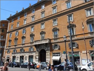Unità  costituita da un locale ad uso commerciale su due livelli, ubicati al piano terra ed al piano primo, in un fabbricato a destinazione mista (commerciale al piano terra, residenziale/terziaria ai piani superiori)