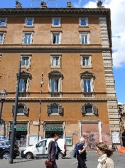 Unità  costituita da un locale ad uso commerciale su due livelli, ubicati al piano terra ed al piano primo, in un fabbricato a destinazione mista (commerciale al piano terra, residenziale/terziaria ai piani superiori)