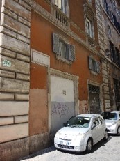 Unità  costituita da un locale ad uso commerciale su due livelli, ubicati al piano terra ed al piano primo, in un fabbricato a destinazione mista (commerciale al piano terra, residenziale/terziaria ai piani superiori)