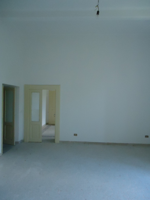 Corridoio, cucina, bagno con antibagno, soggiorno, nr. 3 camere, studio e nr. 2 balconi , Descrizione Pertinenza: nr. 2 cantine ad uso esclusivo - box auto. Mq 205. Identificativi Catastali: foglio 9, part. 587 sub. 11 (incluso nr. 2 cantine) con box auto al foglio 9, part. 163 sub. 29
