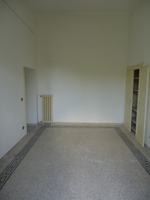 Corridoio, cucina, bagno con antibagno, soggiorno, nr. 3 camere, studio e nr. 2 balconi , Descrizione Pertinenza: nr. 2 cantine ad uso esclusivo - box auto. Mq 205. Identificativi Catastali: foglio 9, part. 587 sub. 11 (incluso nr. 2 cantine) con box auto al foglio 9, part. 163 sub. 29