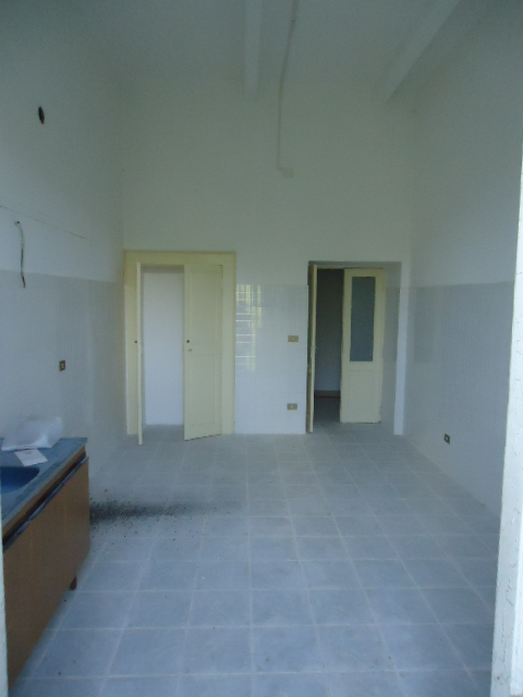 Corridoio, cucina, bagno con antibagno, soggiorno, nr. 3 camere, studio e nr. 2 balconi , Descrizione Pertinenza: nr. 2 cantine ad uso esclusivo - box auto. Mq 205. Identificativi Catastali: foglio 9, part. 587 sub. 11 (incluso nr. 2 cantine) con box auto al foglio 9, part. 163 sub. 29