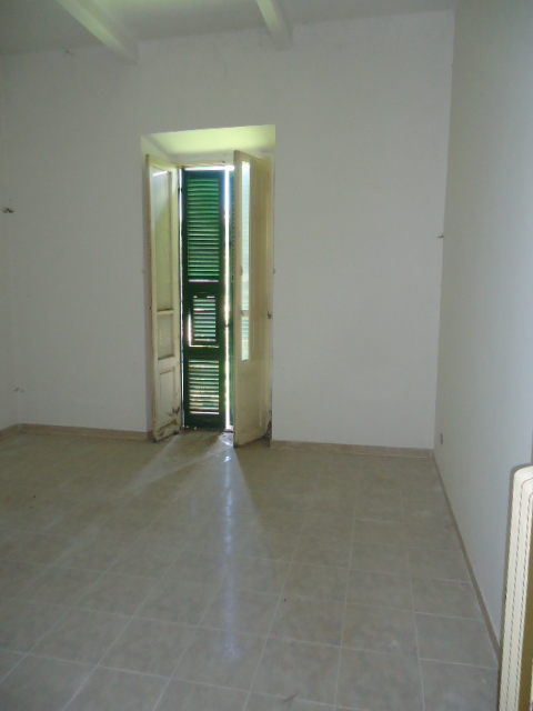 Corridoio, cucina, bagno con antibagno, soggiorno, nr. 3 camere, studio e nr. 2 balconi , Descrizione Pertinenza: nr. 2 cantine ad uso esclusivo - box auto. Mq 205. Identificativi Catastali: foglio 9, part. 587 sub. 11 (incluso nr. 2 cantine) con box auto al foglio 9, part. 163 sub. 29