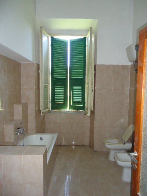 Corridoio, cucina, bagno con antibagno, soggiorno, nr. 3 camere, studio e nr. 2 balconi , Descrizione Pertinenza: nr. 2 cantine ad uso esclusivo - box auto. Mq 205. Identificativi Catastali: foglio 9, part. 587 sub. 11 (incluso nr. 2 cantine) con box auto al foglio 9, part. 163 sub. 29