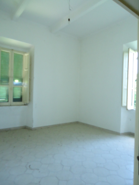 Corridoio, cucina, bagno con antibagno, soggiorno, nr. 3 camere, studio e nr. 2 balconi , Descrizione Pertinenza: nr. 2 cantine ad uso esclusivo - box auto. Mq 205. Identificativi Catastali: foglio 9, part. 587 sub. 11 (incluso nr. 2 cantine) con box auto al foglio 9, part. 163 sub. 29