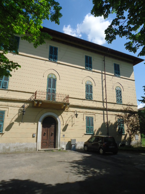 Corridoio, cucina, bagno con antibagno, soggiorno, nr. 3 camere, studio e nr. 2 balconi , Descrizione Pertinenza: nr. 2 cantine ad uso esclusivo - box auto. Mq 205. Identificativi Catastali: foglio 9, part. 587 sub. 11 (incluso nr. 2 cantine) con box auto al foglio 9, part. 163 sub. 29
