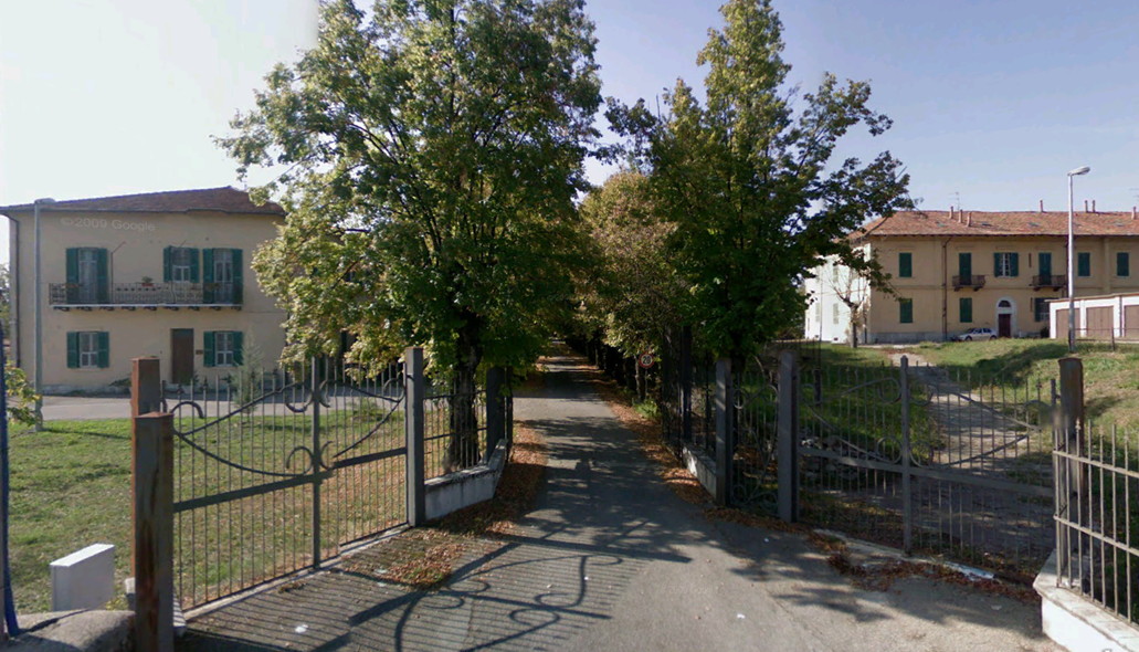 Seminterrato: cantine, centrale termica, cucina, taverna, locali di sgombero e bagno; Piano terra: corridoio, cucina, disimpegno, nr. 4 camere e un bagno; Piano primo: corridoio, ripostiglio, nr. 5 camere e nr. 2 bagno; Piano secondo (mansarda): corridoio, nr. 5 camere e un bagno; , Descrizione Pertinenza: nr. 3 box auto - area esterno di pertinenza esclusiva. Mq 1039. Identificativi Catastali: foglio 9, part. 222 (incluso nr. 3 box auto ed area esterno di pertinenza esclusiva)