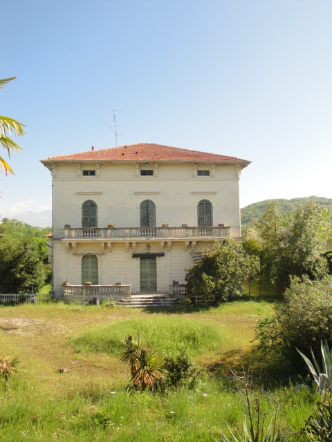 Seminterrato: cantine, centrale termica, cucina, taverna, locali di sgombero e bagno; Piano terra: corridoio, cucina, disimpegno, nr. 4 camere e un bagno; Piano primo: corridoio, ripostiglio, nr. 5 camere e nr. 2 bagno; Piano secondo (mansarda): corridoio, nr. 5 camere e un bagno; , Descrizione Pertinenza: nr. 3 box auto - area esterno di pertinenza esclusiva. Mq 1039. Identificativi Catastali: foglio 9, part. 222 (incluso nr. 3 box auto ed area esterno di pertinenza esclusiva)