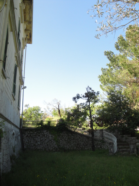 Seminterrato: cantine, centrale termica, cucina, taverna, locali di sgombero e bagno; Piano terra: corridoio, cucina, disimpegno, nr. 4 camere e un bagno; Piano primo: corridoio, ripostiglio, nr. 5 camere e nr. 2 bagno; Piano secondo (mansarda): corridoio, nr. 5 camere e un bagno; , Descrizione Pertinenza: nr. 3 box auto - area esterno di pertinenza esclusiva. Mq 1039. Identificativi Catastali: foglio 9, part. 222 (incluso nr. 3 box auto ed area esterno di pertinenza esclusiva)