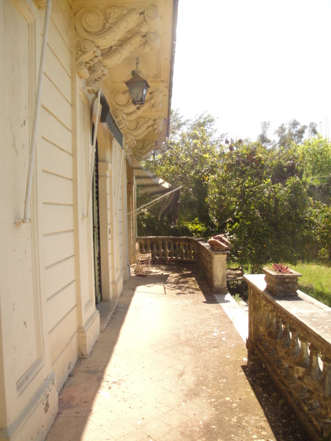 Seminterrato: cantine, centrale termica, cucina, taverna, locali di sgombero e bagno; Piano terra: corridoio, cucina, disimpegno, nr. 4 camere e un bagno; Piano primo: corridoio, ripostiglio, nr. 5 camere e nr. 2 bagno; Piano secondo (mansarda): corridoio, nr. 5 camere e un bagno; , Descrizione Pertinenza: nr. 3 box auto - area esterno di pertinenza esclusiva. Mq 1039. Identificativi Catastali: foglio 9, part. 222 (incluso nr. 3 box auto ed area esterno di pertinenza esclusiva)