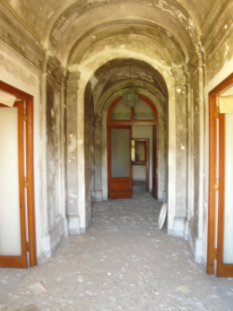 Seminterrato: cantine, centrale termica, cucina, taverna, locali di sgombero e bagno; Piano terra: corridoio, cucina, disimpegno, nr. 4 camere e un bagno; Piano primo: corridoio, ripostiglio, nr. 5 camere e nr. 2 bagno; Piano secondo (mansarda): corridoio, nr. 5 camere e un bagno; , Descrizione Pertinenza: nr. 3 box auto - area esterno di pertinenza esclusiva. Mq 1039. Identificativi Catastali: foglio 9, part. 222 (incluso nr. 3 box auto ed area esterno di pertinenza esclusiva)
