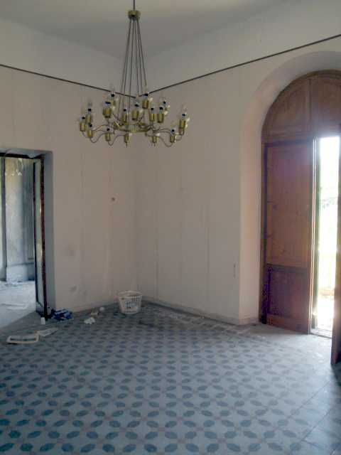 Seminterrato: cantine, centrale termica, cucina, taverna, locali di sgombero e bagno; Piano terra: corridoio, cucina, disimpegno, nr. 4 camere e un bagno; Piano primo: corridoio, ripostiglio, nr. 5 camere e nr. 2 bagno; Piano secondo (mansarda): corridoio, nr. 5 camere e un bagno; , Descrizione Pertinenza: nr. 3 box auto - area esterno di pertinenza esclusiva. Mq 1039. Identificativi Catastali: foglio 9, part. 222 (incluso nr. 3 box auto ed area esterno di pertinenza esclusiva)