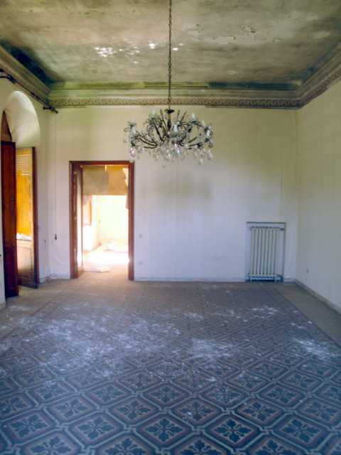 Seminterrato: cantine, centrale termica, cucina, taverna, locali di sgombero e bagno; Piano terra: corridoio, cucina, disimpegno, nr. 4 camere e un bagno; Piano primo: corridoio, ripostiglio, nr. 5 camere e nr. 2 bagno; Piano secondo (mansarda): corridoio, nr. 5 camere e un bagno; , Descrizione Pertinenza: nr. 3 box auto - area esterno di pertinenza esclusiva. Mq 1039. Identificativi Catastali: foglio 9, part. 222 (incluso nr. 3 box auto ed area esterno di pertinenza esclusiva)