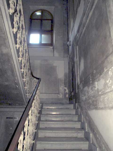 Seminterrato: cantine, centrale termica, cucina, taverna, locali di sgombero e bagno; Piano terra: corridoio, cucina, disimpegno, nr. 4 camere e un bagno; Piano primo: corridoio, ripostiglio, nr. 5 camere e nr. 2 bagno; Piano secondo (mansarda): corridoio, nr. 5 camere e un bagno; , Descrizione Pertinenza: nr. 3 box auto - area esterno di pertinenza esclusiva. Mq 1039. Identificativi Catastali: foglio 9, part. 222 (incluso nr. 3 box auto ed area esterno di pertinenza esclusiva)