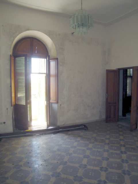 Seminterrato: cantine, centrale termica, cucina, taverna, locali di sgombero e bagno; Piano terra: corridoio, cucina, disimpegno, nr. 4 camere e un bagno; Piano primo: corridoio, ripostiglio, nr. 5 camere e nr. 2 bagno; Piano secondo (mansarda): corridoio, nr. 5 camere e un bagno; , Descrizione Pertinenza: nr. 3 box auto - area esterno di pertinenza esclusiva. Mq 1039. Identificativi Catastali: foglio 9, part. 222 (incluso nr. 3 box auto ed area esterno di pertinenza esclusiva)