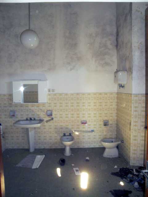 Seminterrato: cantine, centrale termica, cucina, taverna, locali di sgombero e bagno; Piano terra: corridoio, cucina, disimpegno, nr. 4 camere e un bagno; Piano primo: corridoio, ripostiglio, nr. 5 camere e nr. 2 bagno; Piano secondo (mansarda): corridoio, nr. 5 camere e un bagno; , Descrizione Pertinenza: nr. 3 box auto - area esterno di pertinenza esclusiva. Mq 1039. Identificativi Catastali: foglio 9, part. 222 (incluso nr. 3 box auto ed area esterno di pertinenza esclusiva)