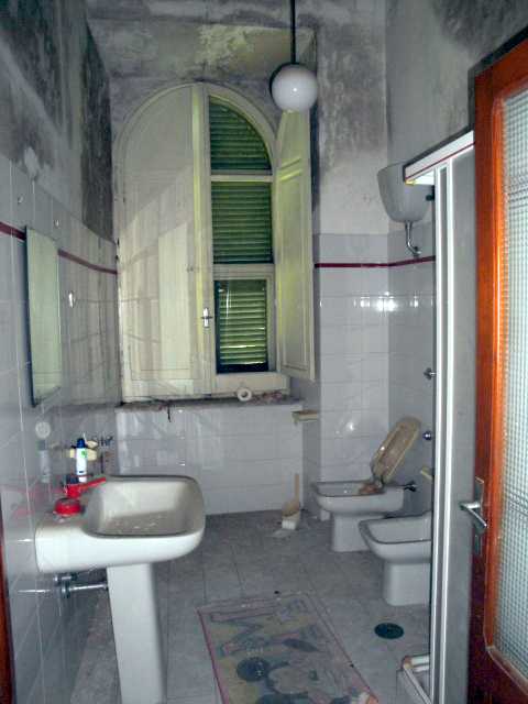 Seminterrato: cantine, centrale termica, cucina, taverna, locali di sgombero e bagno; Piano terra: corridoio, cucina, disimpegno, nr. 4 camere e un bagno; Piano primo: corridoio, ripostiglio, nr. 5 camere e nr. 2 bagno; Piano secondo (mansarda): corridoio, nr. 5 camere e un bagno; , Descrizione Pertinenza: nr. 3 box auto - area esterno di pertinenza esclusiva. Mq 1039. Identificativi Catastali: foglio 9, part. 222 (incluso nr. 3 box auto ed area esterno di pertinenza esclusiva)