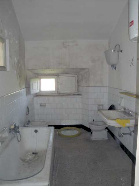Seminterrato: cantine, centrale termica, cucina, taverna, locali di sgombero e bagno; Piano terra: corridoio, cucina, disimpegno, nr. 4 camere e un bagno; Piano primo: corridoio, ripostiglio, nr. 5 camere e nr. 2 bagno; Piano secondo (mansarda): corridoio, nr. 5 camere e un bagno; , Descrizione Pertinenza: nr. 3 box auto - area esterno di pertinenza esclusiva. Mq 1039. Identificativi Catastali: foglio 9, part. 222 (incluso nr. 3 box auto ed area esterno di pertinenza esclusiva)