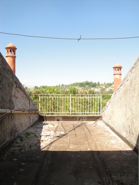 Seminterrato: cantine, centrale termica, cucina, taverna, locali di sgombero e bagno; Piano terra: corridoio, cucina, disimpegno, nr. 4 camere e un bagno; Piano primo: corridoio, ripostiglio, nr. 5 camere e nr. 2 bagno; Piano secondo (mansarda): corridoio, nr. 5 camere e un bagno; , Descrizione Pertinenza: nr. 3 box auto - area esterno di pertinenza esclusiva. Mq 1039. Identificativi Catastali: foglio 9, part. 222 (incluso nr. 3 box auto ed area esterno di pertinenza esclusiva)
