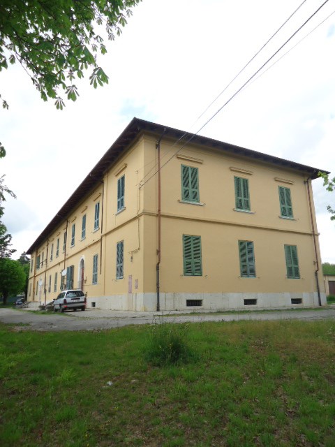 Piano primo: corridoio, cucina, 5 camere, bagno e balcone; Piano secondo: disimpegno, lavatoio e soffitta , Descrizione Pertinenza: box - cantina. Mq 279. Identificativi Catastali: Fg. 9, part. 163, sub. 14 con box al fg. 9, part. 163, sub. 26
