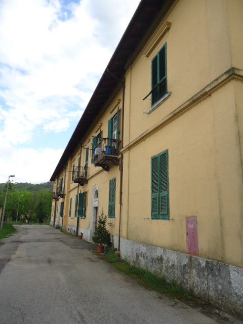 Piano primo: corridoio, cucina, 5 camere, bagno e balcone; Piano secondo: disimpegno, lavatoio e soffitta , Descrizione Pertinenza: box - cantina. Mq 279. Identificativi Catastali: Fg. 9, part. 163, sub. 14 con box al fg. 9, part. 163, sub. 26
