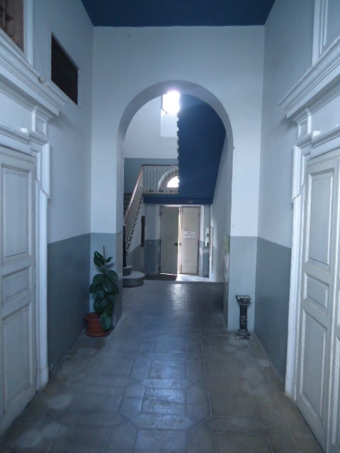 Piano primo: corridoio, cucina, 5 camere, bagno e balcone; Piano secondo: disimpegno, lavatoio e soffitta , Descrizione Pertinenza: box - cantina. Mq 279. Identificativi Catastali: Fg. 9, part. 163, sub. 14 con box al fg. 9, part. 163, sub. 26