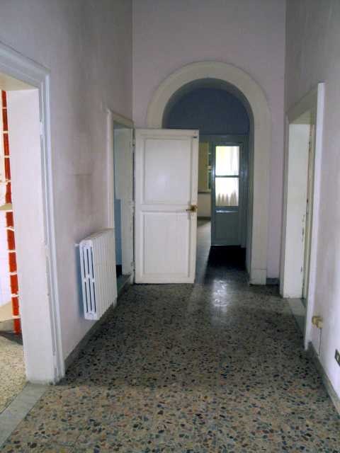 Piano primo: corridoio, cucina, 5 camere, bagno e balcone; Piano secondo: disimpegno, lavatoio e soffitta , Descrizione Pertinenza: box - cantina. Mq 279. Identificativi Catastali: Fg. 9, part. 163, sub. 14 con box al fg. 9, part. 163, sub. 26