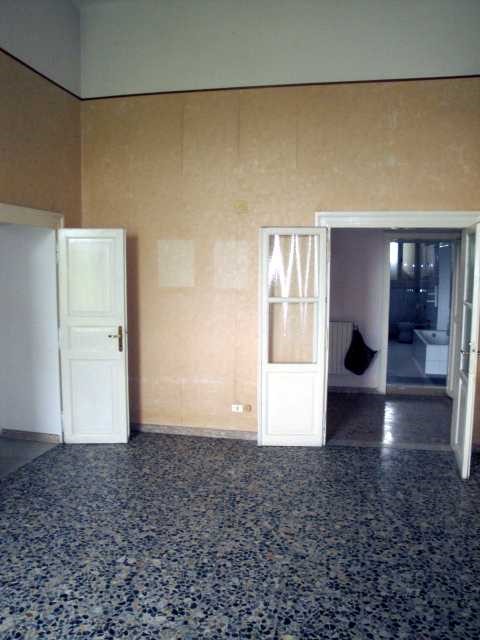 Piano primo: corridoio, cucina, 5 camere, bagno e balcone; Piano secondo: disimpegno, lavatoio e soffitta , Descrizione Pertinenza: box - cantina. Mq 279. Identificativi Catastali: Fg. 9, part. 163, sub. 14 con box al fg. 9, part. 163, sub. 26