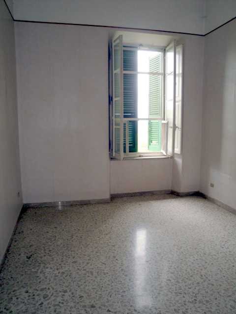 Piano primo: corridoio, cucina, 5 camere, bagno e balcone; Piano secondo: disimpegno, lavatoio e soffitta , Descrizione Pertinenza: box - cantina. Mq 279. Identificativi Catastali: Fg. 9, part. 163, sub. 14 con box al fg. 9, part. 163, sub. 26