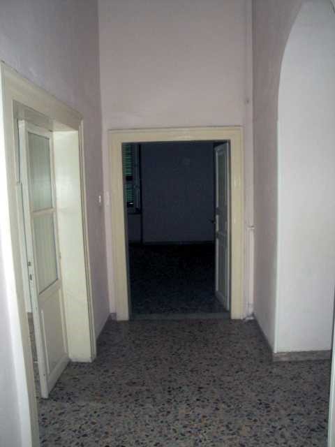 Piano primo: corridoio, cucina, 5 camere, bagno e balcone; Piano secondo: disimpegno, lavatoio e soffitta , Descrizione Pertinenza: box - cantina. Mq 279. Identificativi Catastali: Fg. 9, part. 163, sub. 14 con box al fg. 9, part. 163, sub. 26