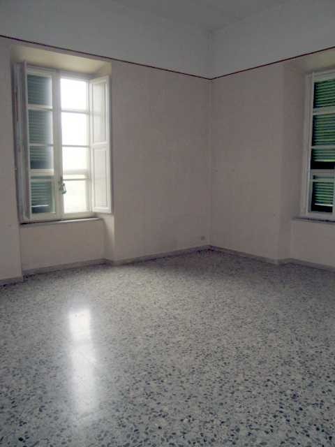 Piano primo: corridoio, cucina, 5 camere, bagno e balcone; Piano secondo: disimpegno, lavatoio e soffitta , Descrizione Pertinenza: box - cantina. Mq 279. Identificativi Catastali: Fg. 9, part. 163, sub. 14 con box al fg. 9, part. 163, sub. 26
