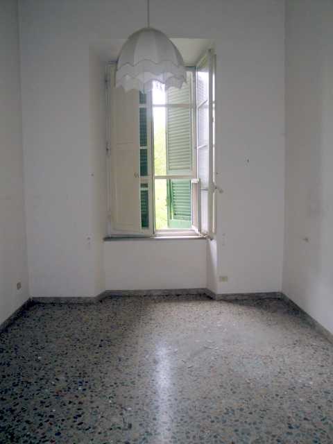 Piano primo: corridoio, cucina, 5 camere, bagno e balcone; Piano secondo: disimpegno, lavatoio e soffitta , Descrizione Pertinenza: box - cantina. Mq 279. Identificativi Catastali: Fg. 9, part. 163, sub. 14 con box al fg. 9, part. 163, sub. 26