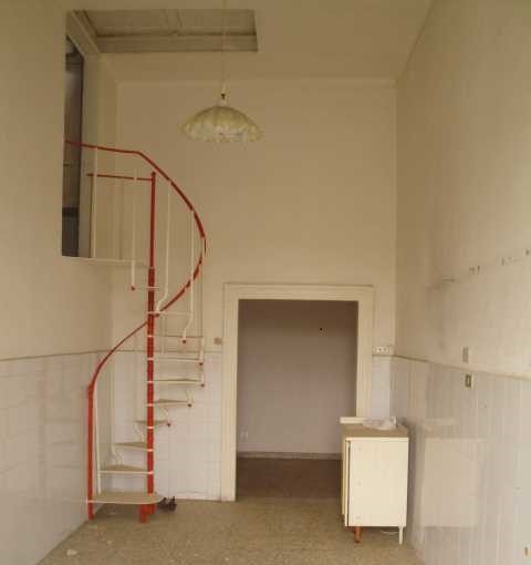 Piano primo: corridoio, cucina, 5 camere, bagno e balcone; Piano secondo: disimpegno, lavatoio e soffitta , Descrizione Pertinenza: box - cantina. Mq 279. Identificativi Catastali: Fg. 9, part. 163, sub. 14 con box al fg. 9, part. 163, sub. 26