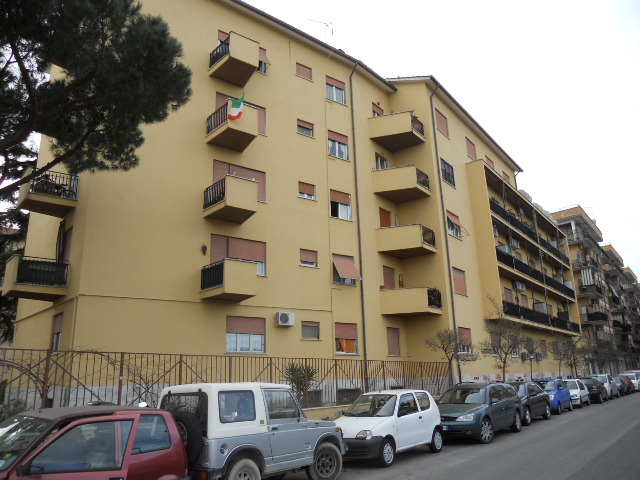 Ingresso, cucina, soggiorno, due camere, bagno, veranda, e 2 balconi - Pertinenziale deposito, posto auto scoperto. Mq 92,00 (comprensivo di quota parte del deposito di pertinenza) Identificativi catastali foglio 1079, part. 684, sub. 20 con posto auto scoperto al foglio 1079 part. 685 sub. 67