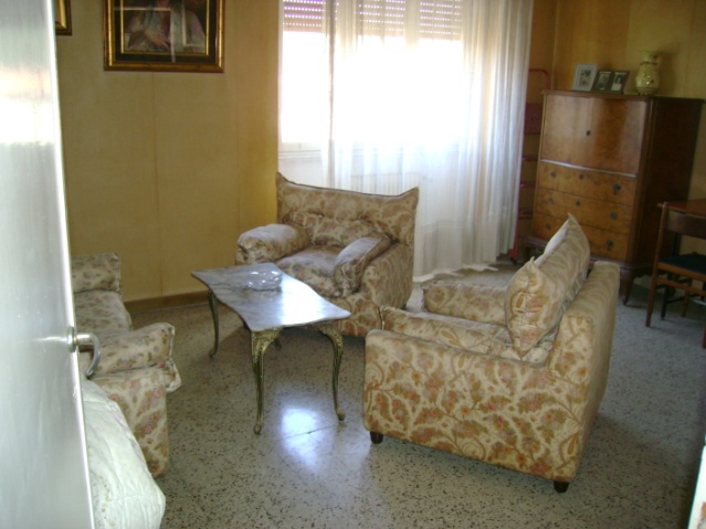 Ingresso, cucina, soggiorno, due camere, bagno, veranda, e 2 balconi - Pertinenziale deposito, posto auto scoperto. Mq 92,00 (comprensivo di quota parte del deposito di pertinenza) Identificativi catastali foglio 1079, part. 684, sub. 20 con posto auto scoperto al foglio 1079 part. 685 sub. 67