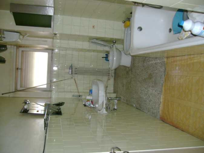 Ingresso, cucina, soggiorno, due camere, bagno, veranda, e 2 balconi - Pertinenziale deposito, posto auto scoperto. Mq 92,00 (comprensivo di quota parte del deposito di pertinenza) Identificativi catastali foglio 1079, part. 684, sub. 20 con posto auto scoperto al foglio 1079 part. 685 sub. 67