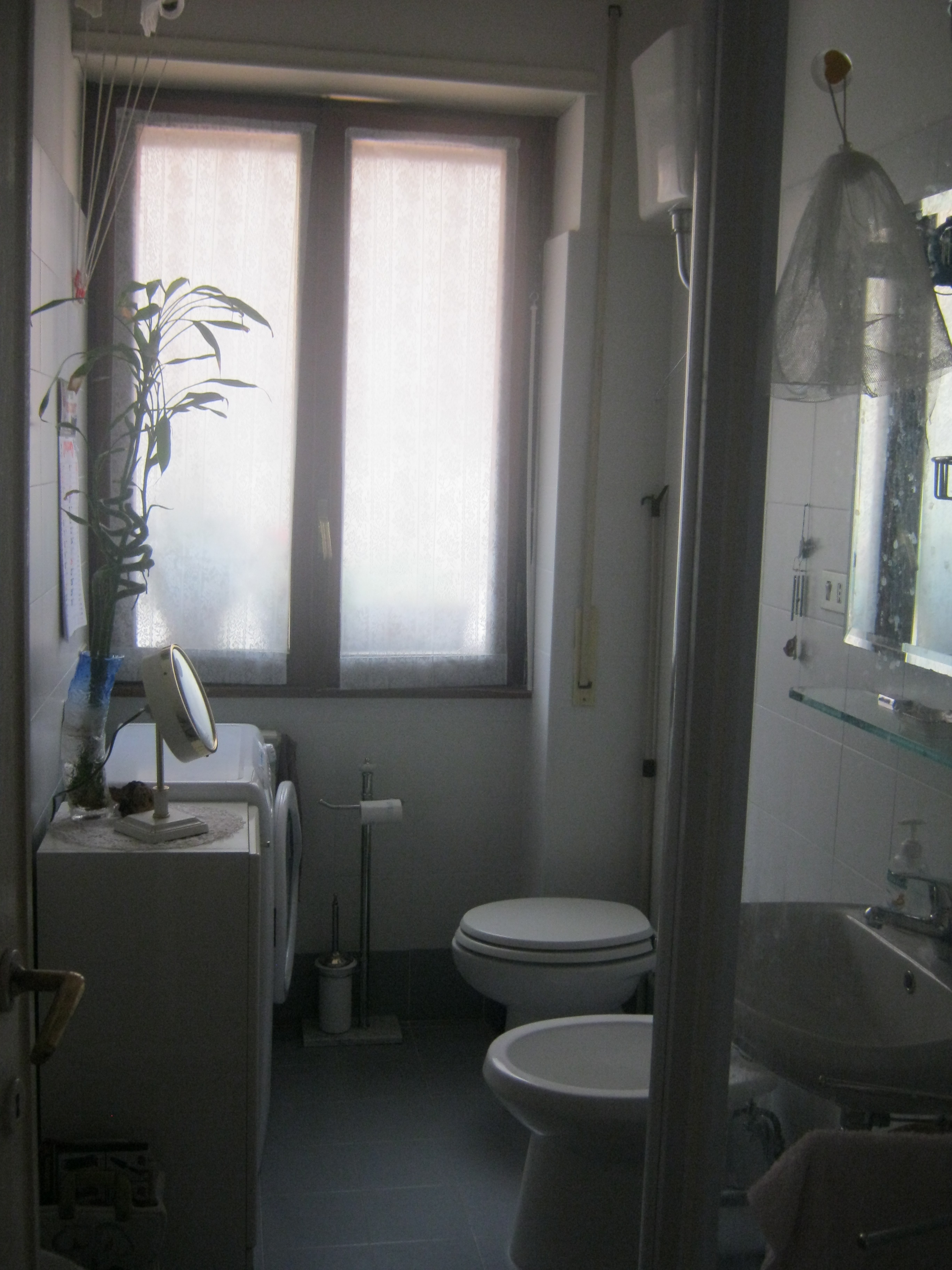 Ingresso/corridoio, disimpegno, soggiorno, cucina, n.1 camera, bagno - Pertinenziale n. 2 depositi, posto auto coperto. Mq 62 Identificativi catastali foglio 909, part. 1994, sub.545 (ex. foglio 909, part. 126, sub. 156) con posto auto coperto al foglio 909, part. 1994 sub. 522  e n.2 depositi al foglio 909, part. 1994 sub. 538 e 539