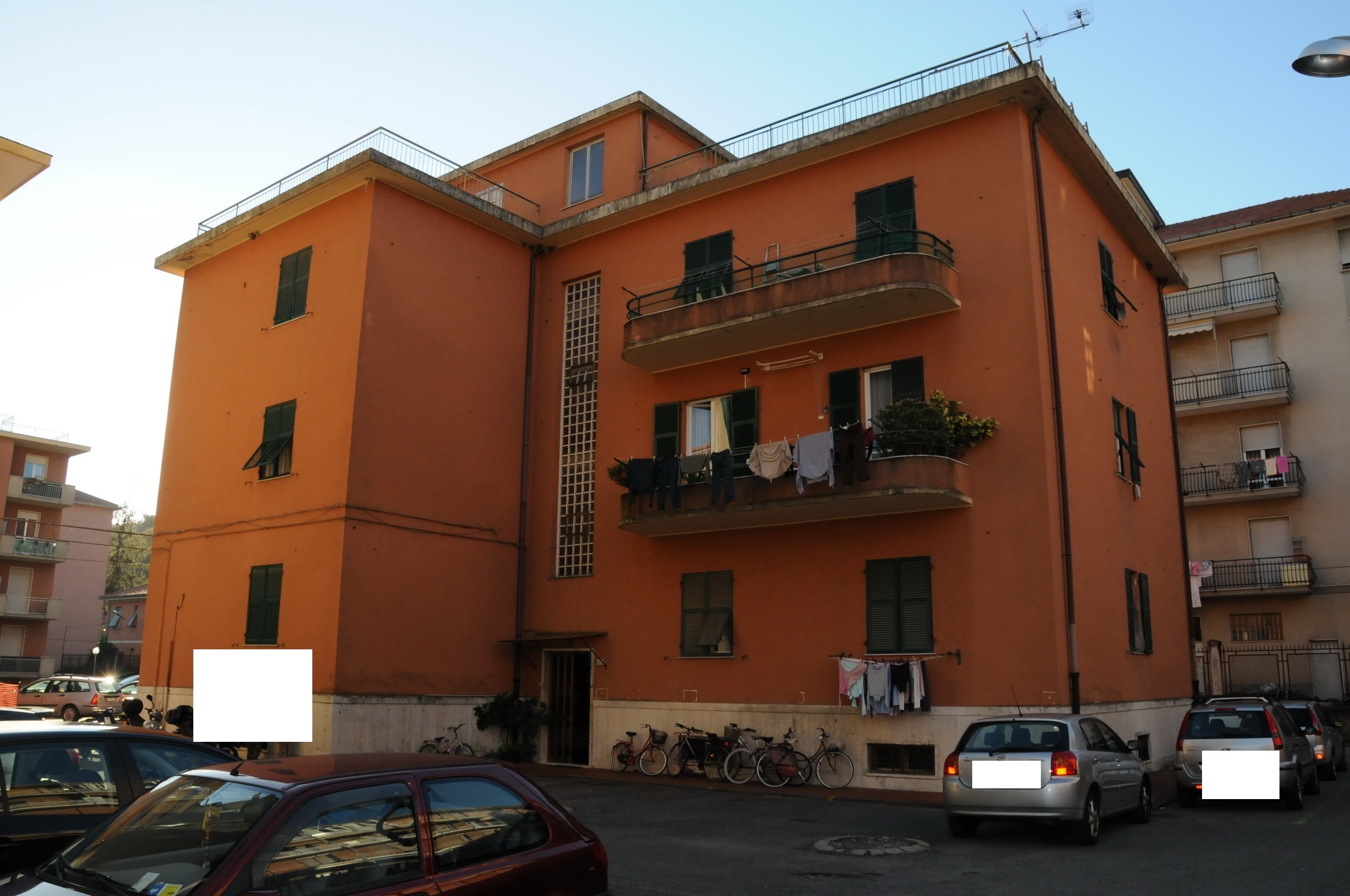 Ingresso, cucina, soggiorno, bagno, tre camere e due poggioli - Pertinenziale posto auto scoperto, deposito di pertinenza, n.4 depositi ad uso comune (millesimi di proprietà 166,667). Mq 125,00 (comprensivo di quota parte del deposito di pertinenza) Identificativi catastali foglio 12, part. 2257, sub. 18 con posto auto scoperto al foglio 12, part. 2257 sub.13 e deposito ad uso comune al foglio 12, part. 2257 sub. da 4 a 7 (millesimi di proprietà 166,667)