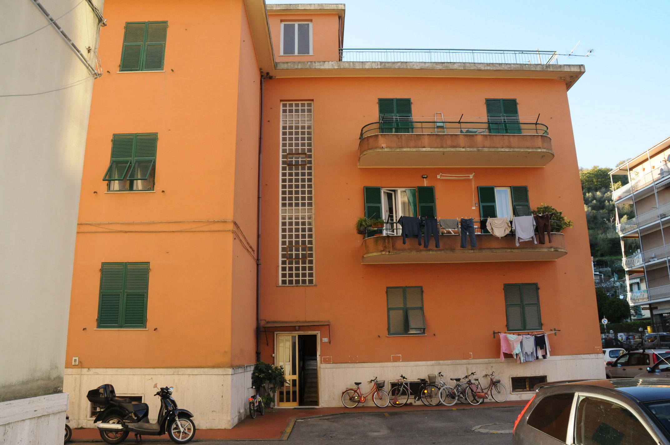 Ingresso, cucina, soggiorno, bagno, tre camere e due poggioli - Pertinenziale posto auto scoperto, deposito di pertinenza, n.4 depositi ad uso comune (millesimi di proprietà 166,667). Mq 125,00 (comprensivo di quota parte del deposito di pertinenza) Identificativi catastali foglio 12, part. 2257, sub. 18 con posto auto scoperto al foglio 12, part. 2257 sub.13 e deposito ad uso comune al foglio 12, part. 2257 sub. da 4 a 7 (millesimi di proprietà 166,667)