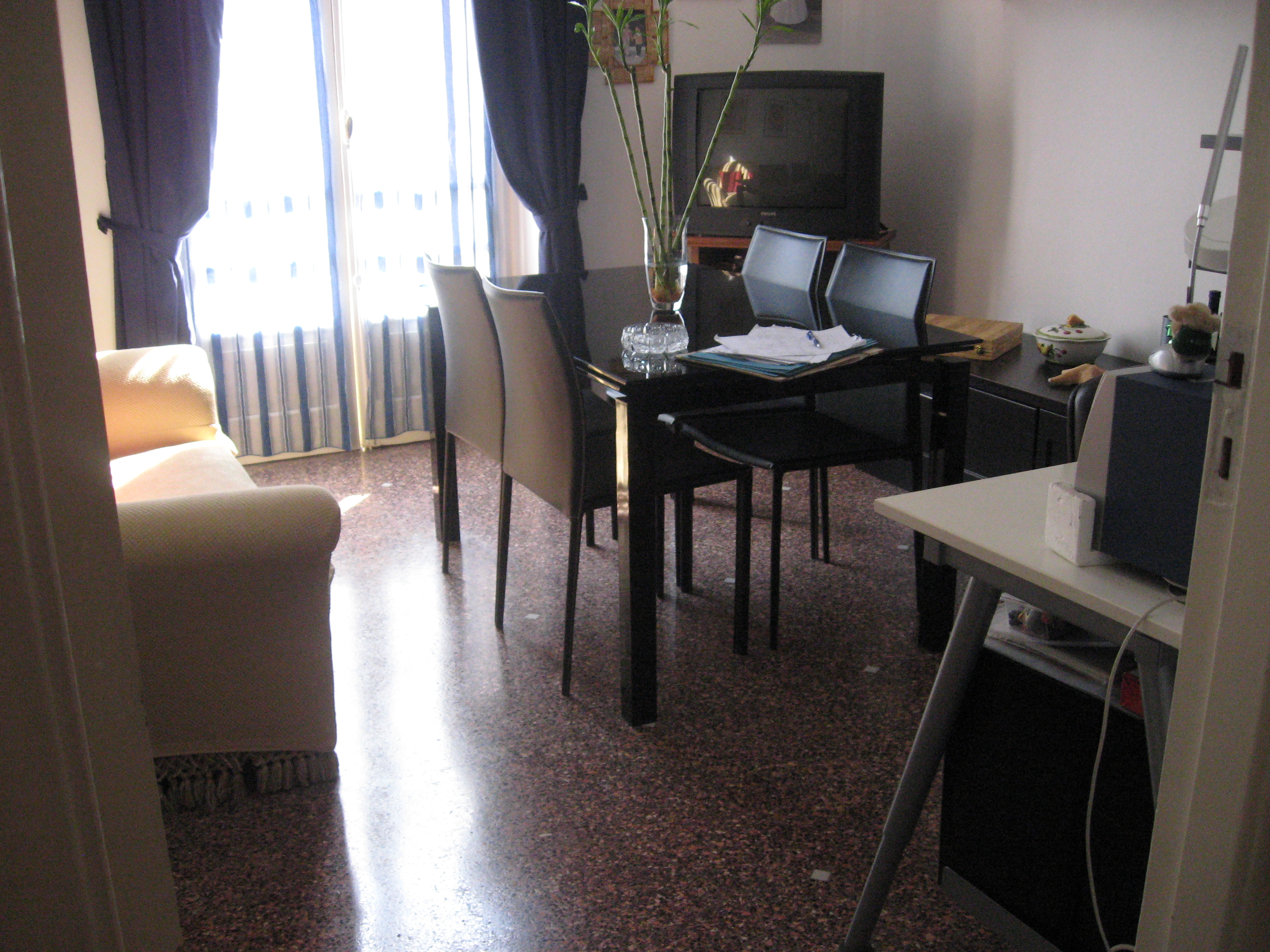 Ingresso, cucina, soggiorno, bagno, tre camere e due poggioli - Pertinenziale posto auto scoperto, deposito di pertinenza, n.4 depositi ad uso comune (millesimi di proprietà 166,667). Mq 125,00 (comprensivo di quota parte del deposito di pertinenza) Identificativi catastali foglio 12, part. 2257, sub. 18 con posto auto scoperto al foglio 12, part. 2257 sub.13 e deposito ad uso comune al foglio 12, part. 2257 sub. da 4 a 7 (millesimi di proprietà 166,667)