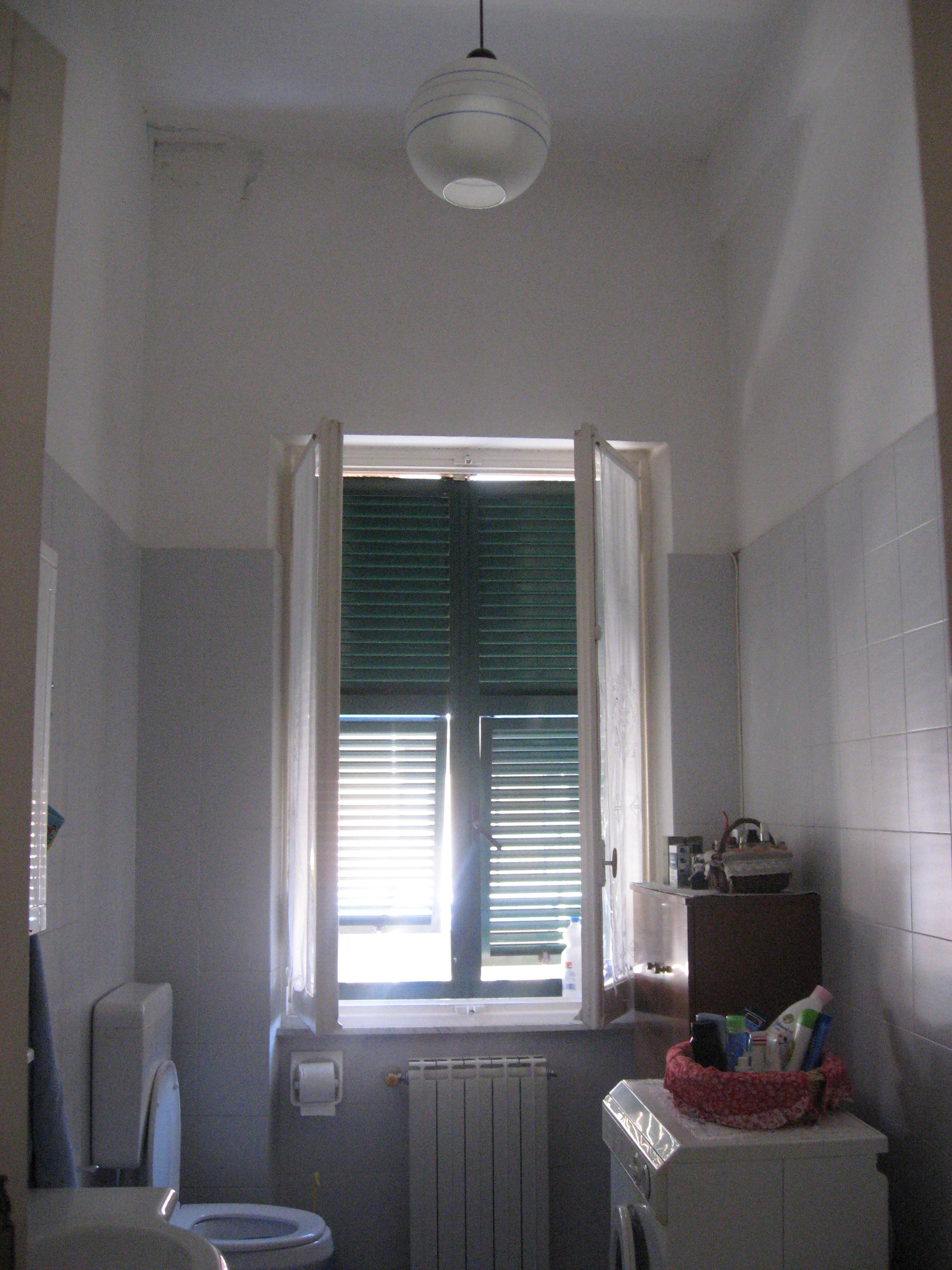 Ingresso, cucina, soggiorno, bagno, tre camere e due poggioli - Pertinenziale posto auto scoperto, deposito di pertinenza, n.4 depositi ad uso comune (millesimi di proprietà 166,667). Mq 125,00 (comprensivo di quota parte del deposito di pertinenza) Identificativi catastali foglio 12, part. 2257, sub. 18 con posto auto scoperto al foglio 12, part. 2257 sub.13 e deposito ad uso comune al foglio 12, part. 2257 sub. da 4 a 7 (millesimi di proprietà 166,667)