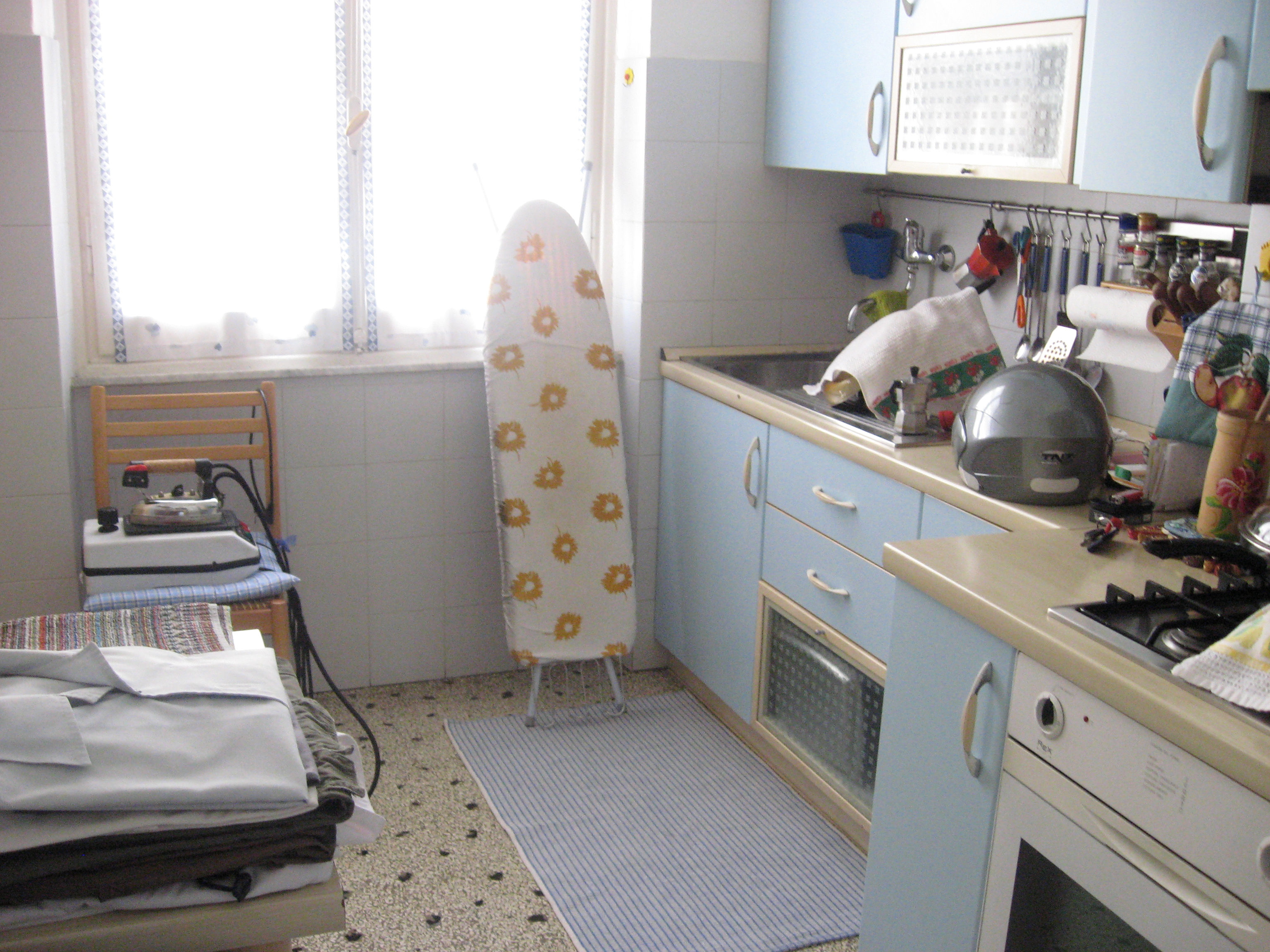 Ingresso, cucina, soggiorno, bagno, tre camere e due poggioli - Pertinenziale posto auto scoperto, deposito di pertinenza, n.4 depositi ad uso comune (millesimi di proprietà 166,667). Mq 125,00 (comprensivo di quota parte del deposito di pertinenza) Identificativi catastali foglio 12, part. 2257, sub. 18 con posto auto scoperto al foglio 12, part. 2257 sub.13 e deposito ad uso comune al foglio 12, part. 2257 sub. da 4 a 7 (millesimi di proprietà 166,667)