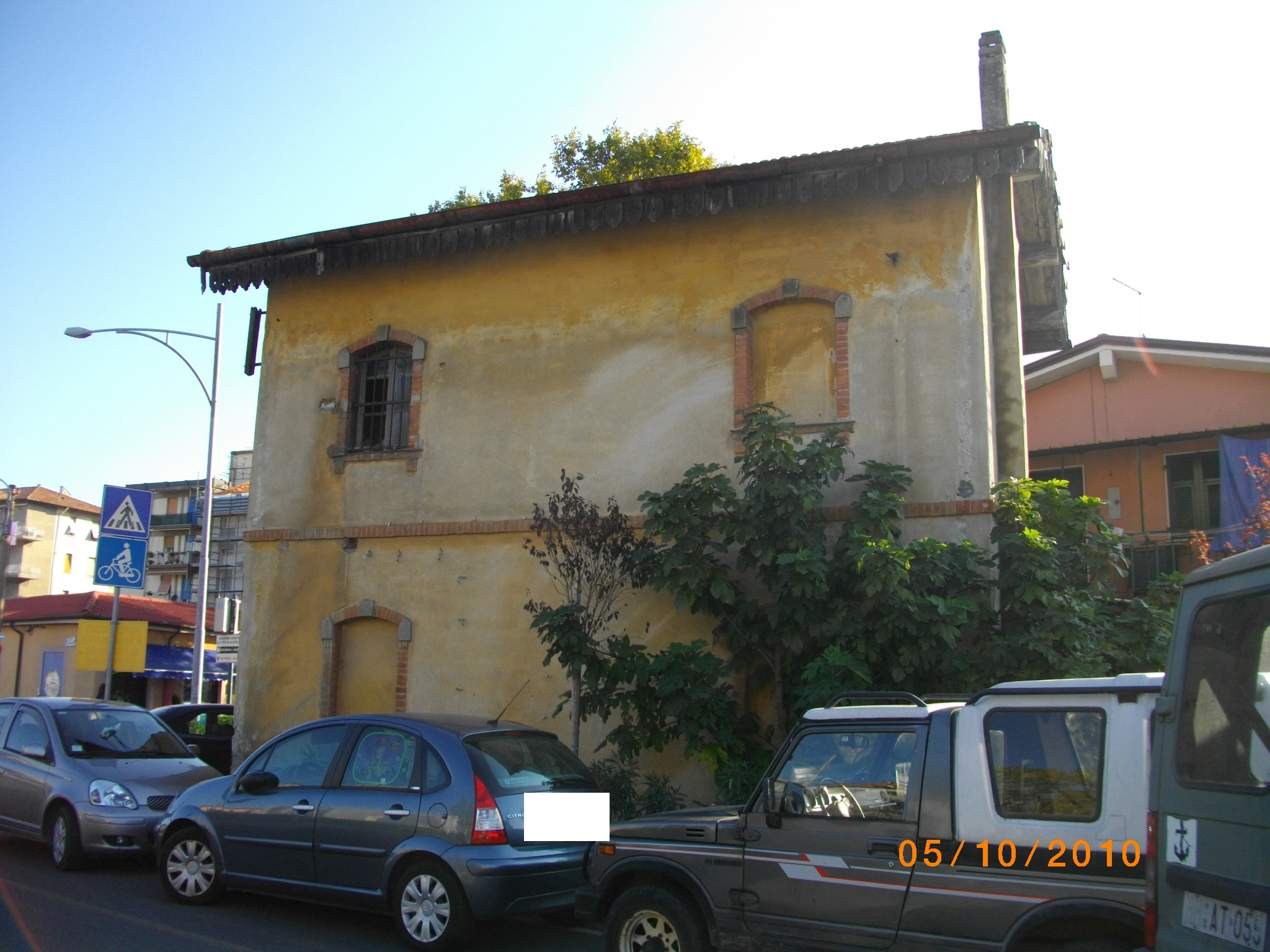 Ingresso, soggiorno, cucina, bagno, due camere, ripostiglio - Pertinenziale ampia cantina e corte esterna esclusiva. Mq 123 Identificativi catastali foglio 44, part. 137