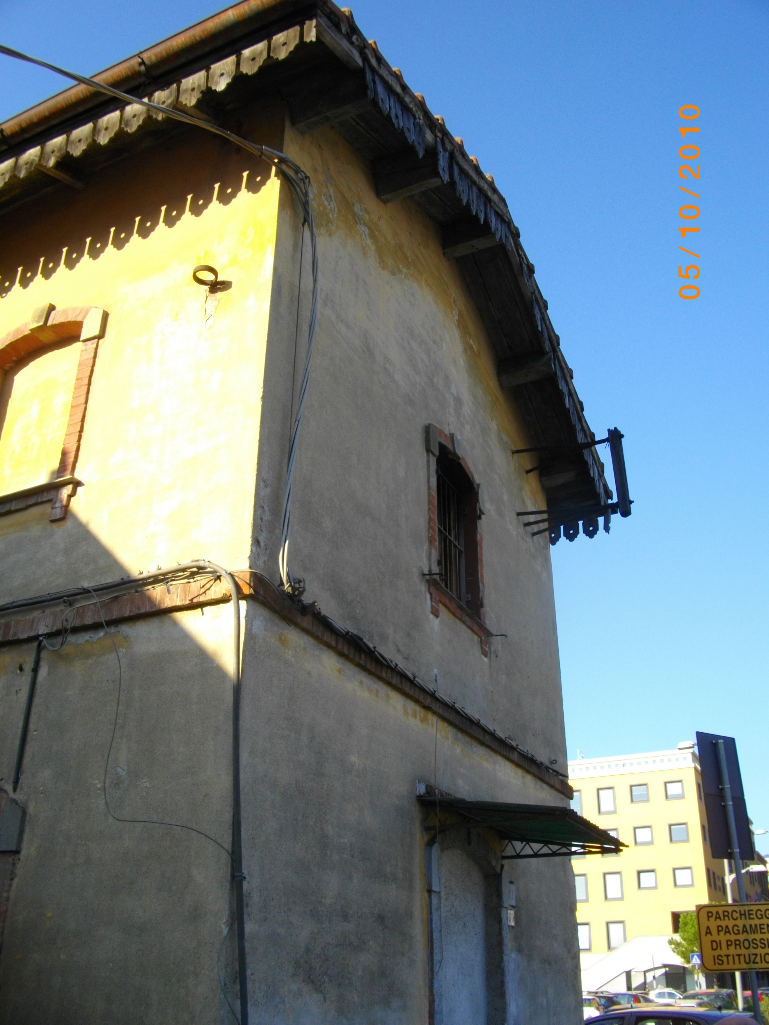 Ingresso, soggiorno, cucina, bagno, due camere, ripostiglio - Pertinenziale ampia cantina e corte esterna esclusiva. Mq 123 Identificativi catastali foglio 44, part. 137