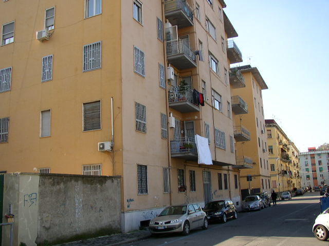 Ingresso, corridoio, cucina, n.2 camere, bagno e ripostiglio - Pertinenziale locale deposito, posto auto coperto e posto auto scoperto. Mq 78,00 (comprensivo di quota parte del deposito di pertinenza) Identificativi catastali foglio CHI/8, part. 986, sub.2, con posto auto coperto al foglio CHI/8, part. 986, sub.58 e posto auto scoperto al foglio CHI/8, part. 986, sub.59