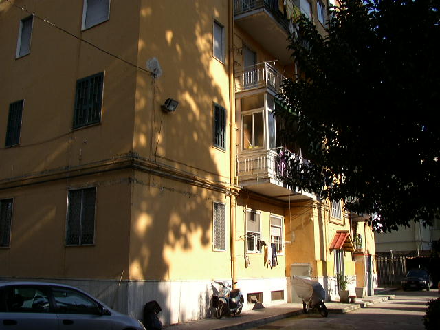 Ingresso, corridoio, cucina, n.2 camere, bagno e ripostiglio - Pertinenziale locale deposito, posto auto coperto e posto auto scoperto. Mq 78,00 (comprensivo di quota parte del deposito di pertinenza) Identificativi catastali foglio CHI/8, part. 986, sub.2, con posto auto coperto al foglio CHI/8, part. 986, sub.58 e posto auto scoperto al foglio CHI/8, part. 986, sub.59