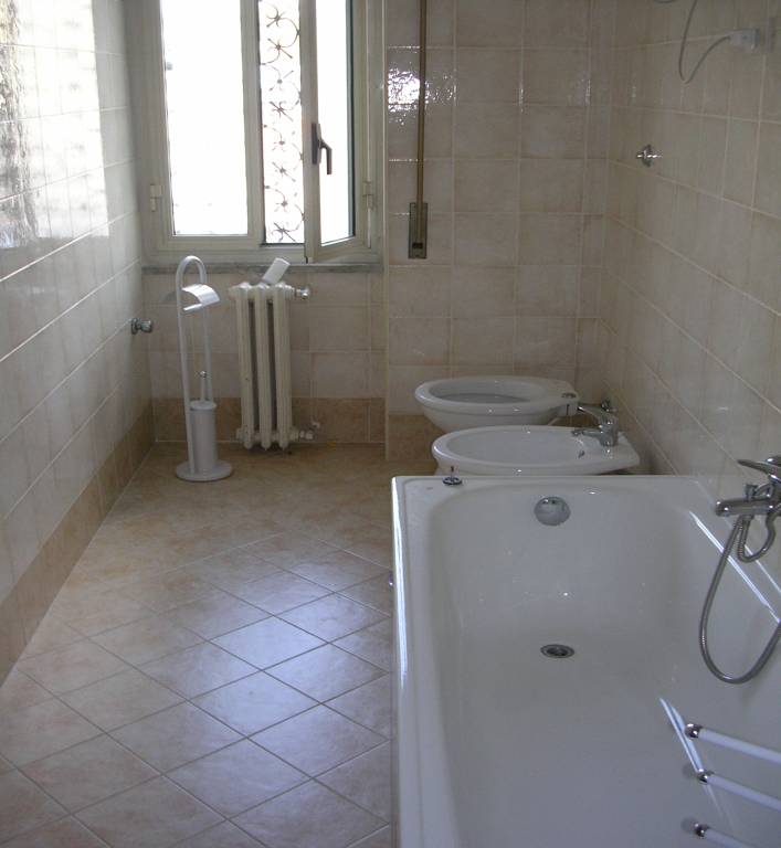Ingresso, corridoio, cucina, n.2 camere, bagno e ripostiglio - Pertinenziale locale deposito, posto auto coperto e posto auto scoperto. Mq 78,00 (comprensivo di quota parte del deposito di pertinenza) Identificativi catastali foglio CHI/8, part. 986, sub.2, con posto auto coperto al foglio CHI/8, part. 986, sub.58 e posto auto scoperto al foglio CHI/8, part. 986, sub.59