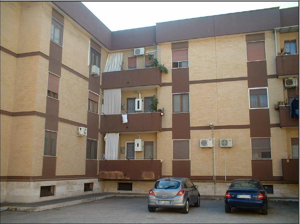Ingresso, disimpegno, sala da pranzo, cucinino, soggiorno, 3 camere, bagno, ripostiglio, due balconi - Pertinenziale deposito, un posto auto scoperto ed autorimessa ad uso comune (millesimi di proprietà 111,111) . Mq 124 Identificativi catastali foglio 244, part. 21130, sub.99 con deoposito al foglio 244, part. 21130 sub. 86, posto auto scoperto al foglio 244, part. 21130 sub. 144 ed autorimessa ad uso comune al foglio 244, part. 21130 sub. 180 (millesimi di proprietà 111,111)