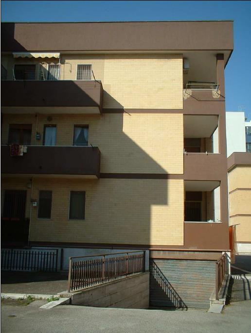 Ingresso, disimpegno, sala da pranzo, cucinino, soggiorno, 3 camere, bagno, ripostiglio, due balconi - Pertinenziale deposito, un posto auto scoperto ed autorimessa ad uso comune (millesimi di proprietà 111,111) . Mq 124 Identificativi catastali foglio 244, part. 21130, sub.99 con deoposito al foglio 244, part. 21130 sub. 86, posto auto scoperto al foglio 244, part. 21130 sub. 144 ed autorimessa ad uso comune al foglio 244, part. 21130 sub. 180 (millesimi di proprietà 111,111)